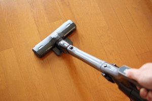 一人暮らしで掃除機は必要？掃除機を使うメリットとデメリットも解説
