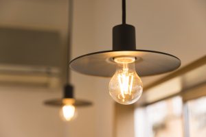 賃貸住宅で照明器具が壊れたらどうすべき？交換する場合の選び方も解説