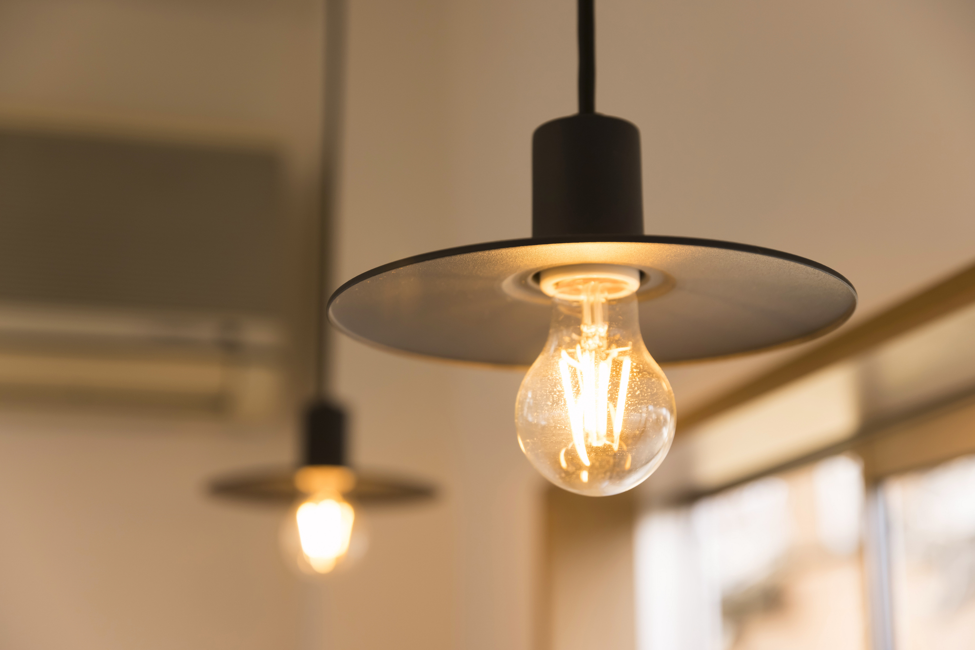 賃貸住宅で照明器具が壊れたらどうすべき？交換する場合の選び方も解説