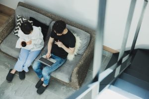 二人掛けソファは部屋が狭くても置ける？メリットや注意点も解説