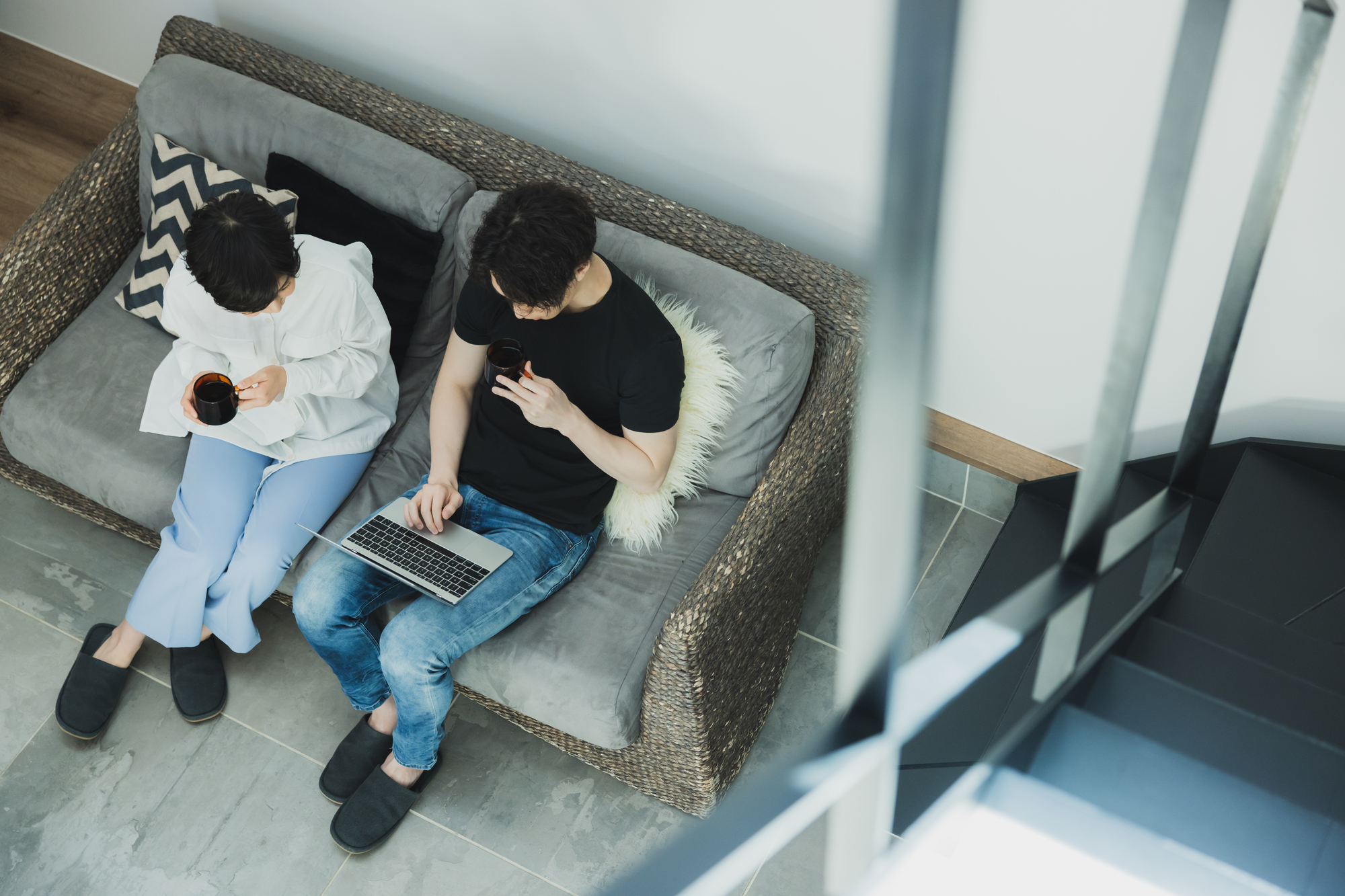 二人掛けソファは部屋が狭くても置ける?メリットや注意点も解説